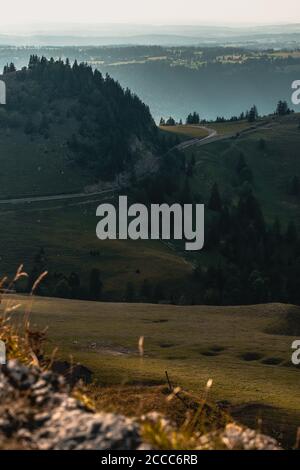 Una vista panoramica da Chasseral in Svizzera su strada che attraversa la valle. Foto Stock
