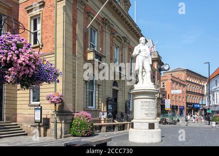 Il Municipio di Kidderminster e la Statua di Sir Rowland Hill, Vicar Street, Kidderminster, Worcestershire, Inghilterra, Regno Unito Foto Stock