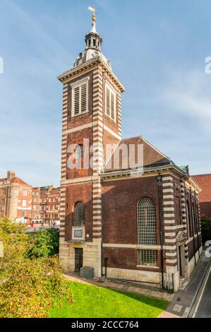 St Benet Paul's Wharf è una chiesa anglicana gallese progettata da Christopher Wren & aperta nel 1683 dopo il fuoco di Londra. Foto Stock