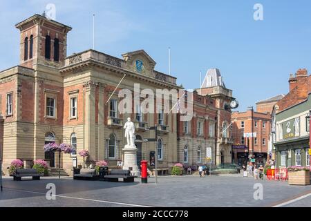 Il Municipio di Kidderminster e la Statua di Sir Rowland Hill, Vicar Street, Kidderminster, Worcestershire, Inghilterra, Regno Unito Foto Stock