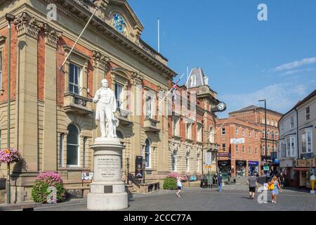 Il Municipio di Kidderminster e la Statua di Sir Rowland Hill, Vicar Street, Kidderminster, Worcestershire, Inghilterra, Regno Unito Foto Stock