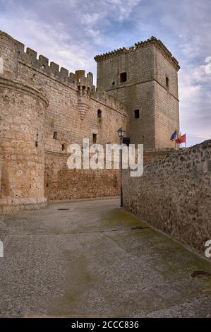 PORTILLO, SPAGNA - Mar 01, 2020: Immagine del castello di Portillo. Castello situato nella provincia di Valladolid, Castilla y Leon, Spagna. Foto Stock