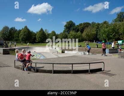 Summer Skatepark - Bambini che guardano e giocano sui loro scooter A Reigate Priory Park Skatepark a Reigate Surrey 2020 - messa a fuoco in primo piano Foto Stock