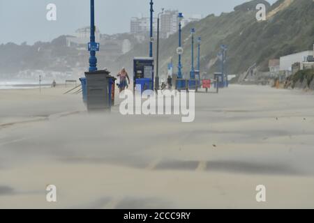 Storm Ellen batte la costa meridionale dell'Inghilterra al culmine della stagione estiva delle vacanze con raffiche di vento fino a 60 mph e un'alta marea. Sabbia che scivolano attraverso la passeggiata, Boscombe, Bournemouth, Dorset, Regno Unito, 21 agosto 2020 Foto Stock