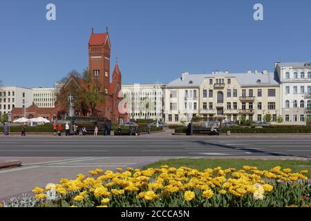 Chiesa dei Santi Simone ed Elena, conosciuta anche come Chiesa Rossa, in Piazza dell'Indipendenza a Minsk, Bielorussia Foto Stock