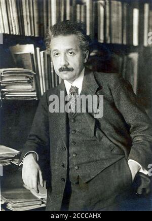 ALBERT EINSTEIN (1879-1955) fisico teorico tedesco circa 1920 Foto Stock