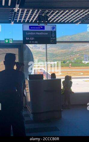 Spalato, Croazia. 21 ago 2020 Aeroporto di Spalato, Croazia: I passeggeri attendono nella sala partenze i voli di ritorno per il Regno Unito, evitando così di dover autoisolare per 14 giorni. Le norme di quarantena del governo britannico per la Croazia entreranno in vigore alle 4 del 22/08/2020. Credit: Miah Fosker - Alamy Live News Foto Stock