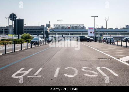 Milano - COVID-19 - primo giorno di Tamponi all'aeroporto di Linate per i voli in arrivo da Croazia, Grecia, Malta e Spagna solo per uso editoriale Foto Stock