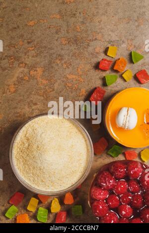 Gelatina e frutta candita su fondo di pietra. Vista dall'alto. Foto Stock