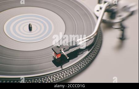 Giradischi sta suonando in primo piano il disco vinile LP Foto Stock
