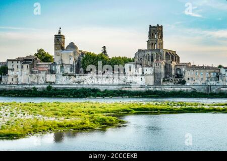 Francia. Gard (30) Pont Saint Esprit. Chiesa di San Saturnin Foto Stock