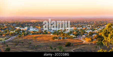 Panoram del tramonto sulla storica città della corsa all'oro di Charters Towers Queensland Australia. Foto Stock