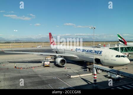 Velivolo turco in piedi al cancello ed essere caricato con il bagaglio-capo Aeroporto Internazionale di Città Foto Stock