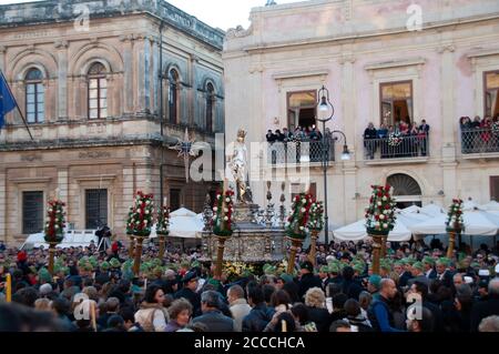 Processione del simulacro di Santa Lucia, festa religiosa della Chiesa cattolica che si svolge a Siracusa il 13 dicembre di ogni anno. Foto Stock