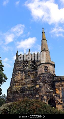 Chiesa Parrocchiale di Ormskirk. Risalente al 1170AD. Avendo due campanili, si trova nella città mercato di Ormskirk, Lancashire. Foto Stock