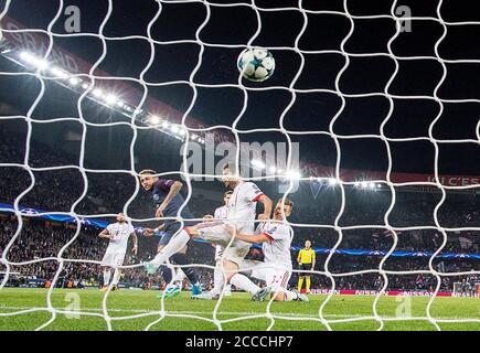 Anteprima della finale della Champions League 2020 Parigi St.Germain-FC Bayern Monaco il 23 agosto 2020. Archivio foto; NEYMAR l. (Paris) spara l'obiettivo di renderlo 3-0, contro Joshua KIMMICH r. (M) e Javi MARTINEZ (M), azione, Soccer Champions League, turno preliminare 2° giorno, gruppo B, Parigi St. Germain - FC Bayern Monaco (M), il 09/27/2017 a Parigi/Francia. Â | utilizzo in tutto il mondo Foto Stock