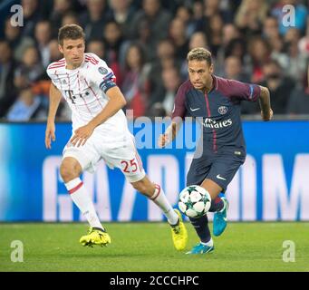 Anteprima della finale della Champions League 2020 Parigi St.Germain-FC Bayern Monaco il 23 agosto 2020. Archivio foto; NEYMAR r. (Paris) in duello contro Thomas MUELLER (MÅ ller, M), duelli, azione, calcio, Champions League, turno preliminare 2° giorno, gruppo B, Paris St. Germain - FC Bayern Monaco (M) 3: 0, su 27.09.2017 a Parigi, Francia. Â | utilizzo in tutto il mondo Foto Stock