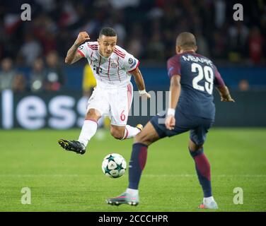 Anteprima della finale della Champions League 2020 Parigi St.Germain-FC Bayern Monaco il 23 agosto 2020. Archivio foto; THIAGO l. (M) in duelli contro Kylian MBAPPE (Parigi), azione, campionato di calcio, turno preliminare 2° giorno, Gruppo B, Parigi St. Germain - FC Bayern Monaco (M) 3: 0, il 09/27/2017 a Parigi/Francia. Â | utilizzo in tutto il mondo Foto Stock