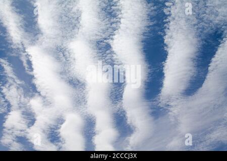 Cieli blu e nuvole uniche. I contrasti che si allontanano formano formano un modello di nuvola eccezionale. Foto Stock