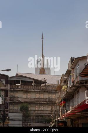 Vista sulla città di Bangkok con la Casa, l'alto edificio moderno e il tempio tailandese che coesistono perfettamente. Messa a fuoco selettiva. Foto Stock