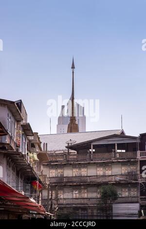 Vista sulla città di Bangkok con la Casa, l'alto edificio moderno e il tempio tailandese che coesistono perfettamente. Messa a fuoco selettiva. Foto Stock