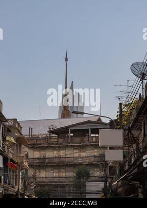 Vista sulla città di Bangkok con la Casa, l'alto edificio moderno e il tempio tailandese che coesistono perfettamente. Messa a fuoco selettiva. Foto Stock