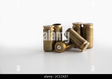 Sono stati utilizzati involucri bullet da 9 mm su sfondo bianco Foto Stock