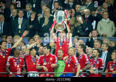 Anteprima della finale della Champions League 2020 Parigi St.Germain-FC Bayern Monaco il 23 agosto 2020. Foto d'archivio; il giocatore di Muenchen e Thomas MUELLER (MâA LLER, M) si acclamano con la coppa in tribuna, finale di campionato di calcio 2013 / Borussia Dortmund (DO) - FC Bayern Monaco (M) 1: 2. Stagione 2012/13, WEMBLEY Stadium, 25.05.2013. Â | utilizzo in tutto il mondo Foto Stock