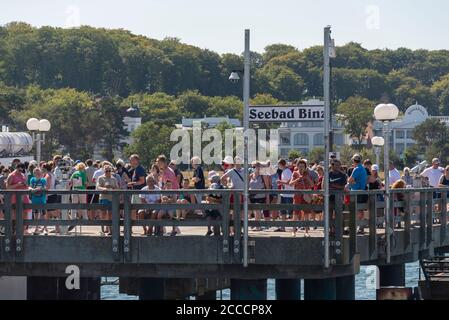 Binz, Germania. 17 agosto 2020. I turisti si trovano affollati insieme sul molo di Binz, la più grande località balneare baltica dell'isola di Rügen. Credit: Stefano Nosini/dpa-Zentralbild/ZB/dpa/Alamy Live News Foto Stock