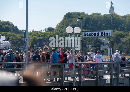 Binz, Germania. 17 agosto 2020. I turisti si trovano affollati insieme sul molo di Binz, la più grande località balneare baltica dell'isola di Rügen. Credit: Stefano Nosini/dpa-Zentralbild/ZB/dpa/Alamy Live News Foto Stock