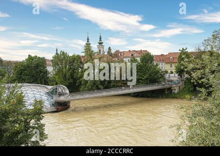 Graz, Austria. Agosto 2020. Una vista dell'isola nella struttura Mur sul fiume Foto Stock