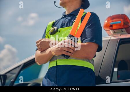 Uomo che tiene in mano i wand marshalling Foto Stock