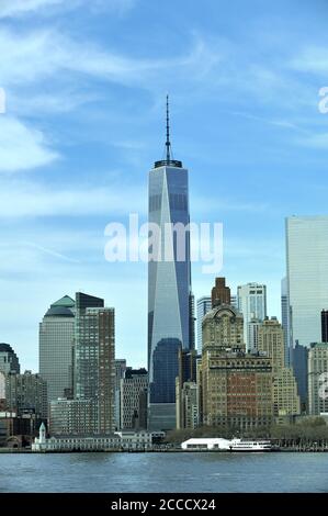 1 World Trade Center, precedentemente noto come Freedom Tower, con vista dal fiume East. New York Foto Stock