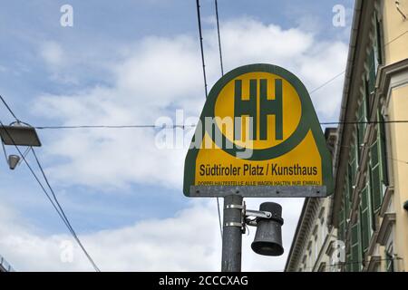 Graz, Austria. Agosto 2020. L'indicazione per una fermata del tram nel centro della città Foto Stock