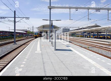 Zwolle, Paesi Bassi - 30 luglio 2020: Piattaforma della stazione Zwolle Foto Stock