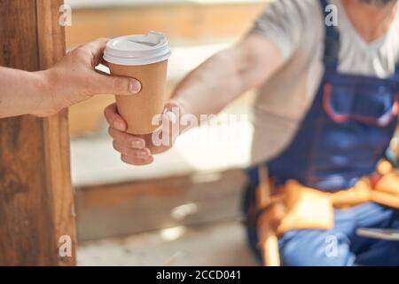 Due costruttori che hanno una pausa caffè insieme Foto Stock