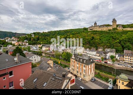 La città di Altena a Sauerland, Märkischer Kreis, Burg Altena, primo ostello tedesco della gioventù, sul fiume Lenne, NRW, Germania Foto Stock