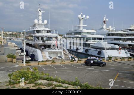 Antibes (Francia sud-orientale): Porto di Vauban. Barche che giacciono all'ancora con, sullo sfondo, la diga, "quai des Milliardaires" (Billi Foto Stock
