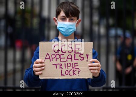 Londra, Regno Unito. 21 agosto 2020. Lo studente di GCSE e BTEC Tommy Walsh (16 anni) si unisce agli studenti che protestano fuori Downing Street chiedendo le dimissioni di Gavin Williamson, Segretario per l'Istruzione, dopo che quest'anno gli esami hanno portato al caos. Dopo una campagna di successo per gli studenti DI LIVELLO A e GCSE che hanno ottenuto i voti in base alle valutazioni degli insegnanti piuttosto che in base a un algoritmo informatico, gli studenti BTEC dovranno attendere che la bacheca degli esami Pearson ritrae i risultati. (Permesso parentale ottenuto) credito: Stephen Chung / Alamy Live News Foto Stock