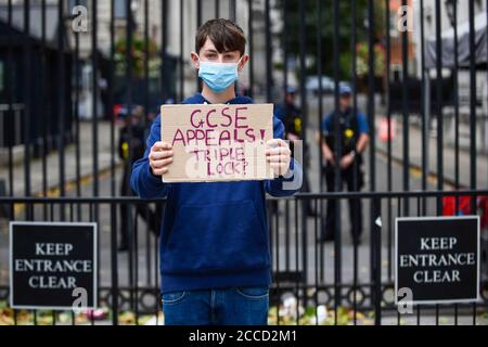 Londra, Regno Unito. 21 agosto 2020. Lo studente di GCSE e BTEC Tommy Walsh (16 anni) si unisce agli studenti che protestano fuori Downing Street chiedendo le dimissioni di Gavin Williamson, Segretario per l'Istruzione, dopo che quest'anno gli esami hanno portato al caos. Dopo una campagna di successo per gli studenti DI LIVELLO A e GCSE che hanno ottenuto i voti in base alle valutazioni degli insegnanti piuttosto che in base a un algoritmo informatico, gli studenti BTEC dovranno attendere che la bacheca degli esami Pearson ritrae i risultati. (Permesso parentale ottenuto) credito: Stephen Chung / Alamy Live News Foto Stock