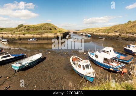 Barche ormeggiate all'interno del porto di Seaton Sluice, Northumberland, Inghilterra, Regno Unito Foto Stock