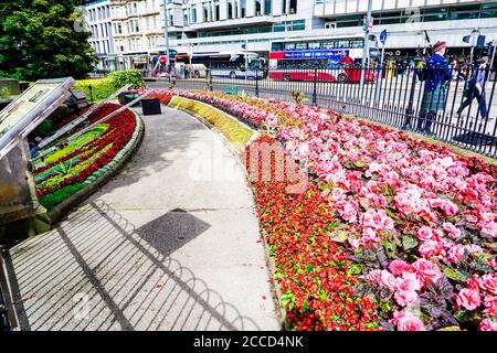 Edimburgo, Scozia 7 agosto 2020 UN scozzese indossando un abito scozzese tradizionale che gioca le cornamuse lungo Princes Street Foto Stock