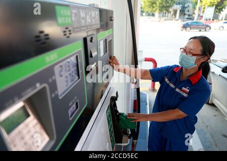 Hanan, Hebei della Cina. 21 Agosto 2020. Un membro del personale lavora in una stazione di servizio a Xingtai City, Hebei della Cina settentrionale, 21 agosto 2020. La Cina aumenterà i prezzi al dettaglio della benzina e del diesel a partire da Sabato, la Commissione Nazionale per lo sviluppo e le riforme ha detto Venerdì. Il prezzo della benzina salirà di 85 yuan (circa 12.3 dollari USA) per tonnellata, mentre quello del diesel aumenterà di 80 yuan. Credit: Canzone Jie/Xinhua/Alamy Live News Foto Stock