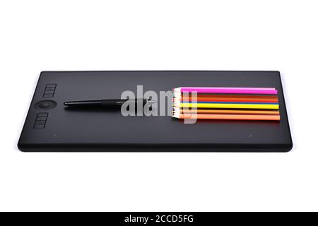 Tavoletta grafica professionale con penne multicolore e digitalizzate. Isolato su sfondo bianco. Foto ad alta risoluzione. Profondità di campo completa. Foto Stock