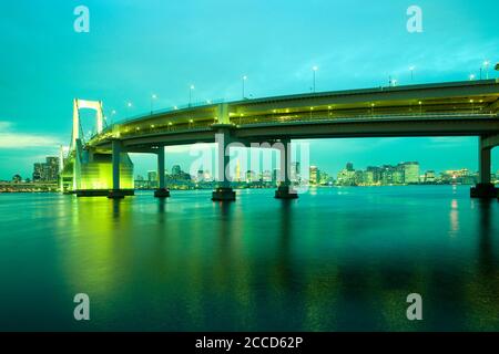 Rainbow Bridge e skyline della città da Odaiba, Tokyo, Kanto Region, Honshu, Giappone Foto Stock