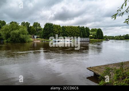 Guardando attraverso il fiume Trent a Farndon, nel Nottinghamshire, verso una vecchia barca scivola e ormeggiate barche. Foto Stock