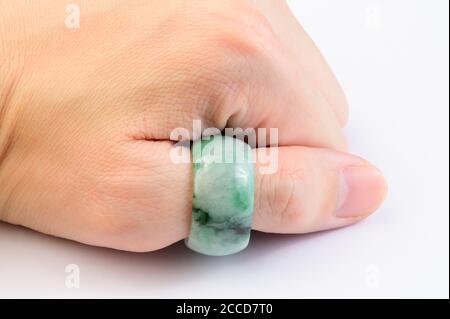 Anello di jadeite verde a portata di mano Foto Stock