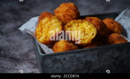 Palle fritte di Mac e formaggio / Macaroni e bocconcini di formaggio, fuoco selettivo Foto Stock