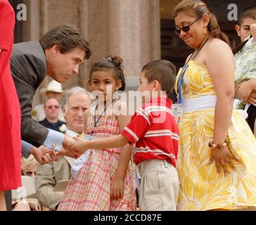 Austin, Texas USA, 7 maggio 2007: Texas Gov. Rick Perry partecipa al servizio commemorativo presso il Campidoglio del Texas per i 25 ufficiali di pace del Texas uccisi nella linea di servizio negli ultimi due anni. ©Bob Daemmrich Foto Stock