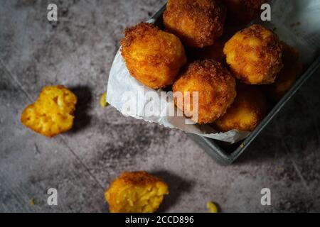 Palle fritte di Mac e formaggio / Macaroni e bocconcini di formaggio, fuoco selettivo Foto Stock